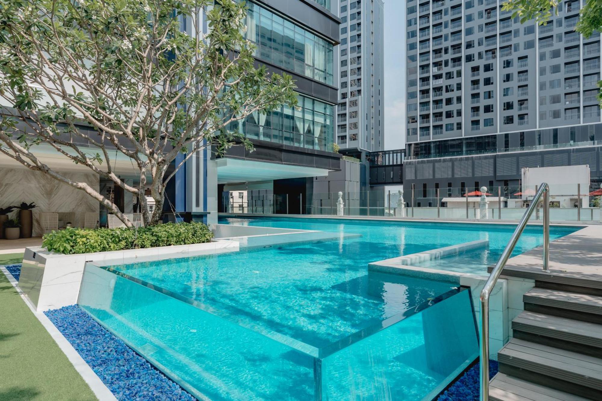 Silq Hotel & Residence, Managed By The Ascott Limited بانكوك المظهر الخارجي الصورة The pool at the hotel