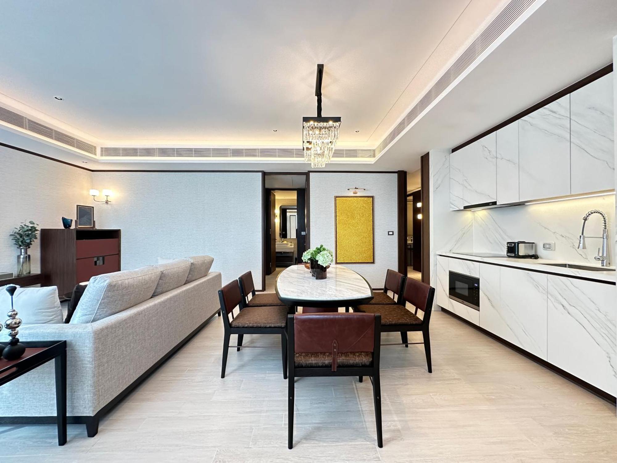 Silq Hotel & Residence, Managed By The Ascott Limited بانكوك الغرفة الصورة A typical apartment at The Ritz-Carlton, DIFC