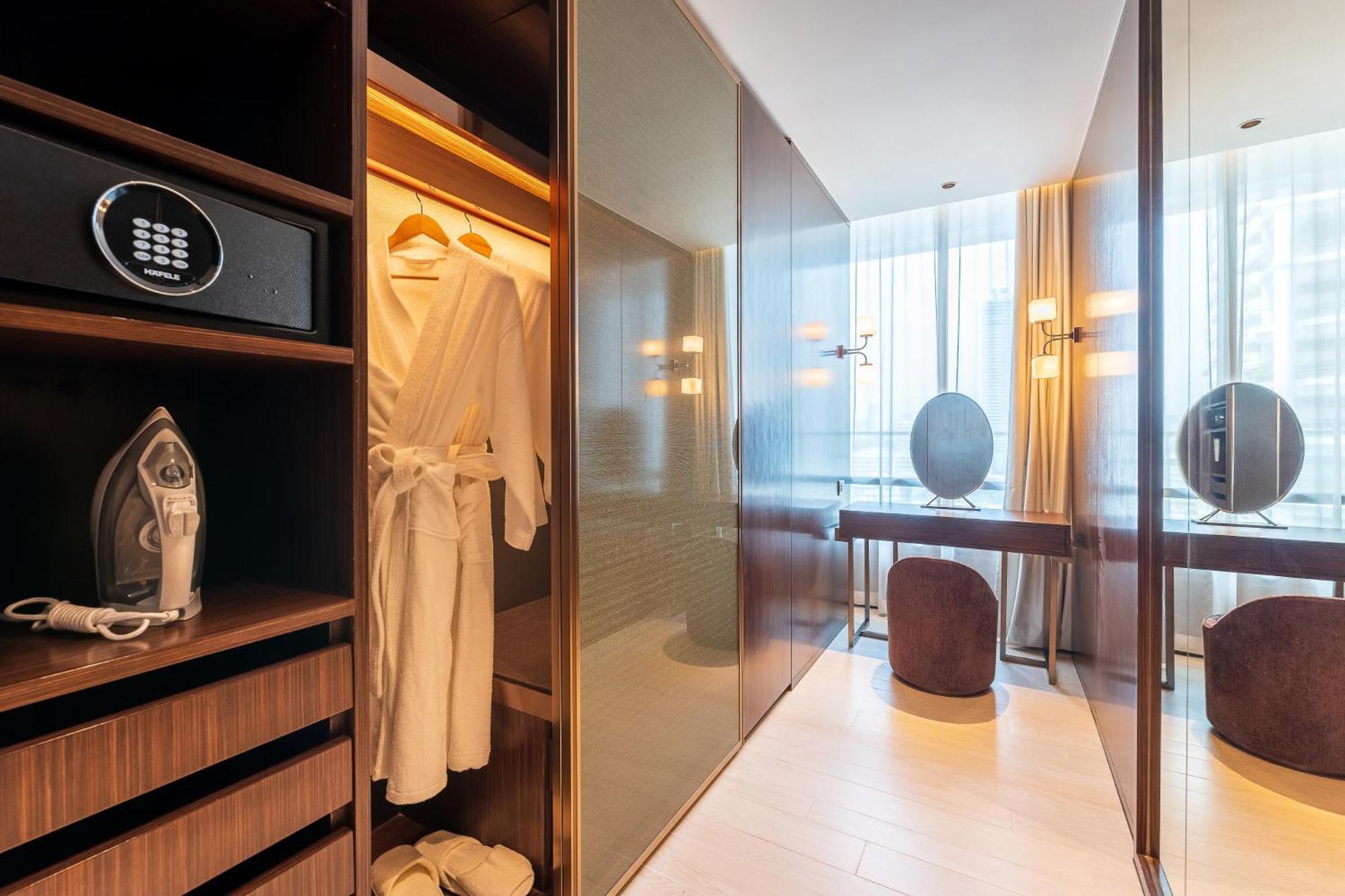 Silq Hotel & Residence, Managed By The Ascott Limited بانكوك الغرفة الصورة A hotel room with a safe