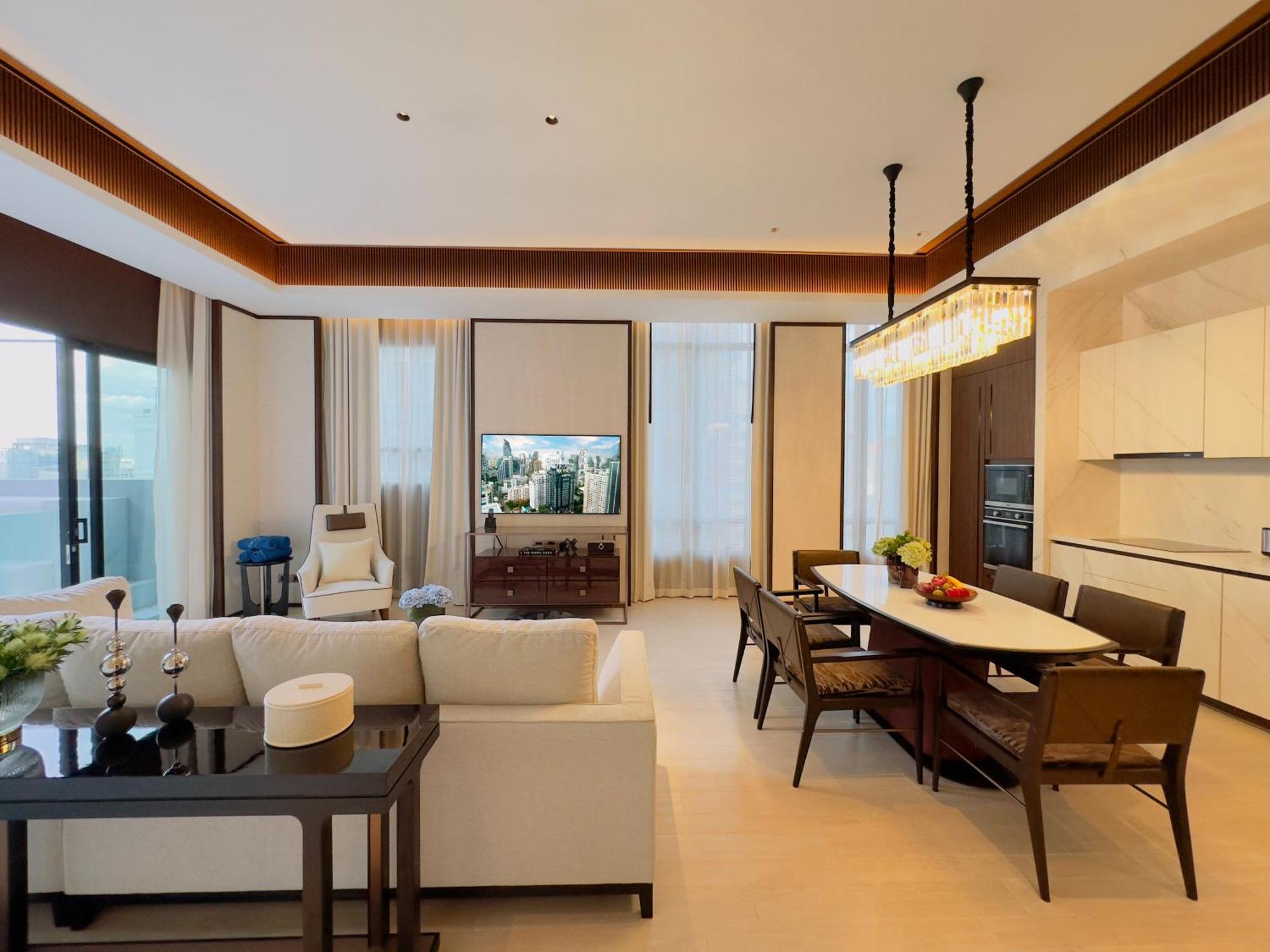 Silq Hotel & Residence, Managed By The Ascott Limited بانكوك الغرفة الصورة A living room in a condominium