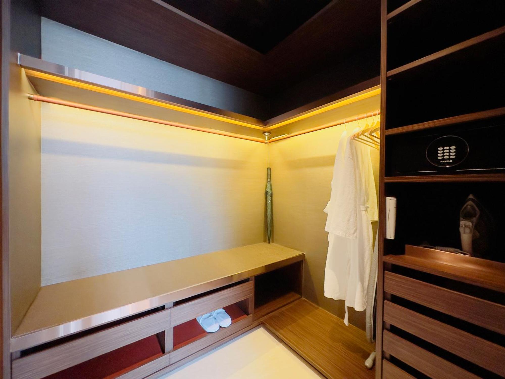 Silq Hotel & Residence, Managed By The Ascott Limited بانكوك الغرفة الصورة A walk-in wardrobe
