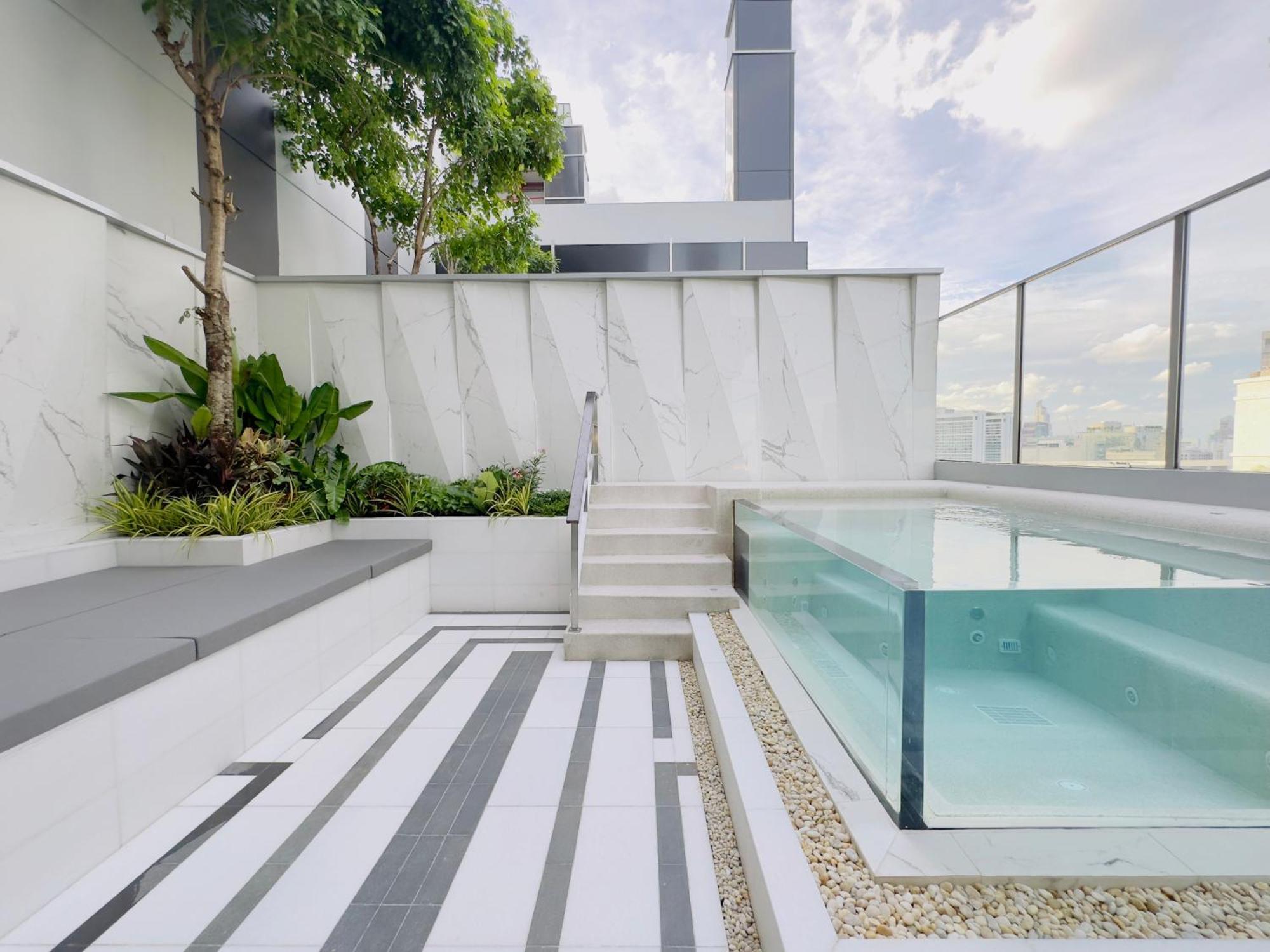 Silq Hotel & Residence, Managed By The Ascott Limited بانكوك الغرفة الصورة Rooftop pool at the hotel