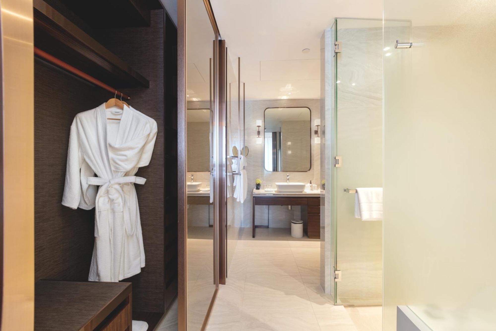 Silq Hotel & Residence, Managed By The Ascott Limited بانكوك الغرفة الصورة A bathrobe hanging on a hanger