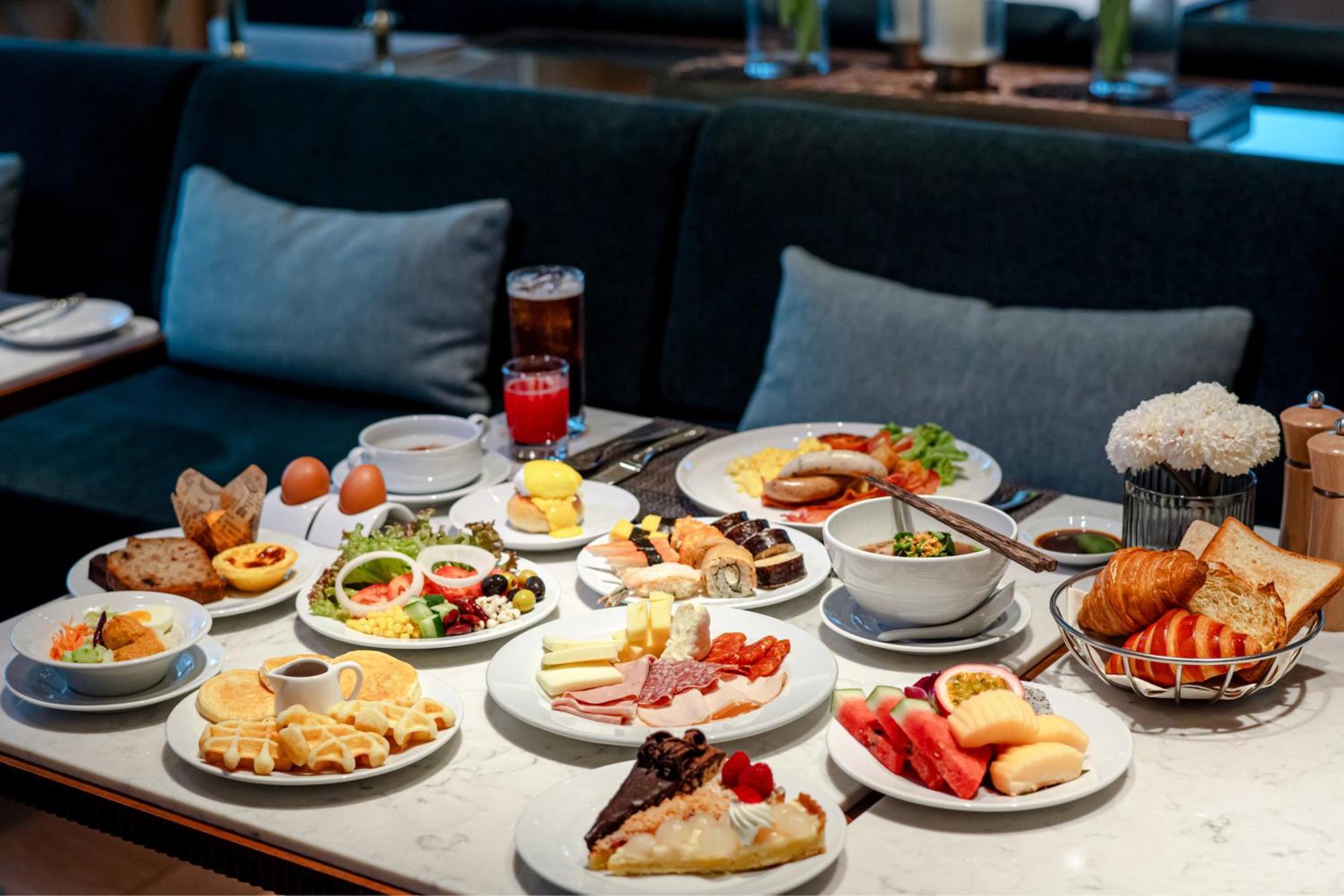 Silq Hotel & Residence, Managed By The Ascott Limited بانكوك المظهر الخارجي الصورة A selection of food at the lounge